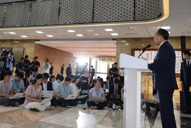 국민의힘 추경호 원내대표가 24일 오전 국회에서 비공개 의원총회를 마친 뒤 나와 결정된 내용을 설명하고 있다. 이날 의원총회에서 국민의힘은 더불어민주당이 여당 몫으로 남겨둔 7개 상임위원장 자리를 수용하기로 했다. 연합뉴스