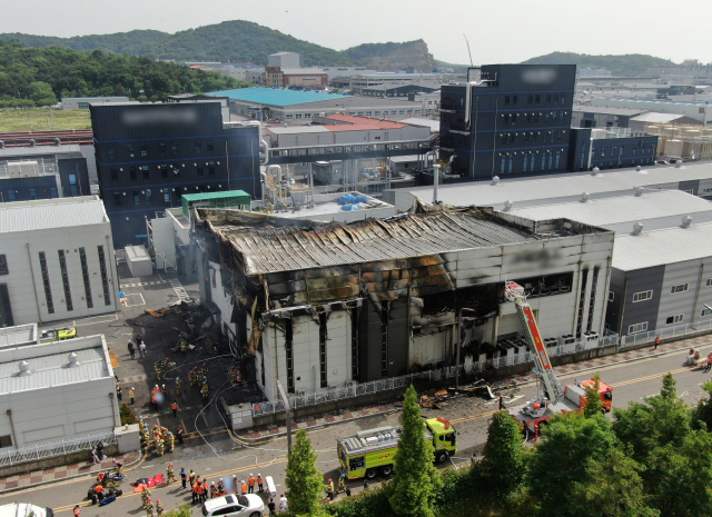 24일 경기도 화성시 서신면 소재 일차전지 제조업체 공장 화재 현장에서 소방관들과 구급대원들이 시신을 수습하고 있다. 연합뉴스