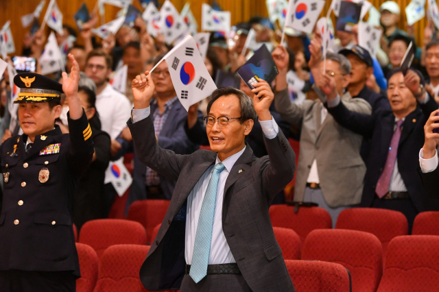 박남서 영주시장과 참석자들이 만세 3창을 외치고 있다. 영주시 제공