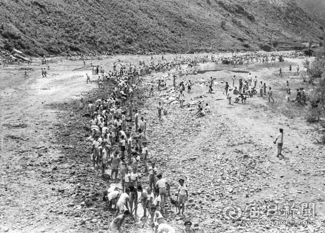 1962년 7월 4일 대륜중 학생들이 달성군 가창면 일대 신천 상류에서 삽과 괭이로 강바닥을 파 물길을 내고 있다. 사진=매일아카이빙센터