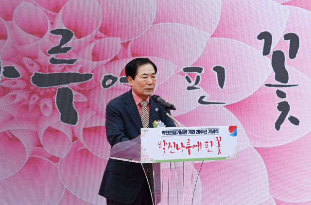 성낙인 창녕군수가 24일 박진전쟁기념관 개관 20주년 기념사를 하고 있는 모습. 창녕군 제공