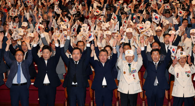 경북도는 25일 경북 포항문화예술회관에서 제74주년 6·25전쟁 기념식을 개최했다. 김학홍 경북도 행정부지사 등을 비롯한 참석자들이 만세 삼창을 외치고있다. 경북도 제공.