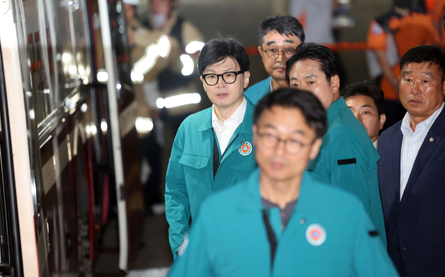 국민의힘 한동훈 전 비상대책위원장이 24일 오후 경기도 화성시 서신면 소재 리튬전지 공장 화재 현장을 방문하고 있다. 연합뉴스