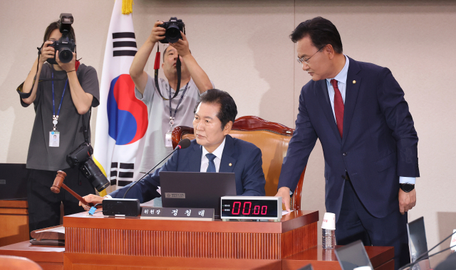 더불어민주당 소속 정청래 위원장(왼쪽)이 25일 오전 국회에서 열린 