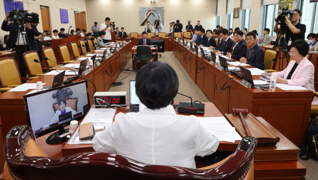 더불어민주당 소속 최민희 과학기술정보방송통신위원회 위원장이 14일 국회에서 열린 전체회의를 주재하고 있다. 사임계를 제출한 국민의힘 소속 위원들의 빈 자리가 보인다. 연합뉴스