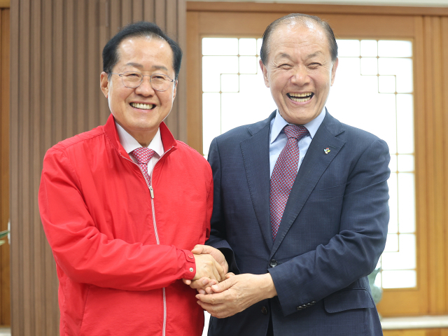 국민의힘 황우여 비상대책위원장이 25일 오후 대구시청을 찾아 홍준표 대구시장(왼쪽)이 손을 잡고 기념 촬영을 하고 있다. 연합뉴스