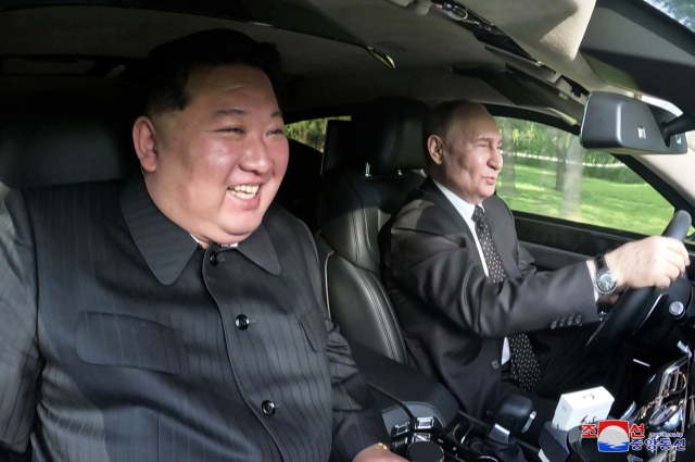 김정은 북한 국무위원장이 푸틴 러시아 대통령과 금수산영빈관 정원구역에서 시간을 함께 보내며 친교를 다졌다고 조선중앙통신이 20일 보도했다. 연합뉴스