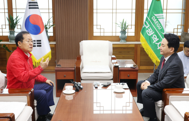 국민의힘 당권주자인 원희룡 전 국토교통부 장관이 26일 대구시 산격청사에서 홍준표 대구시장을 만나고 있다. 연합뉴스