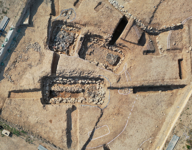 경북 경주 쪽샘유적 지구에서 둘레돌이 없는 돌무지덧널무덤 2기가 발견됐다. 아래쪽이 J171호분이다. 국가유산청 제공