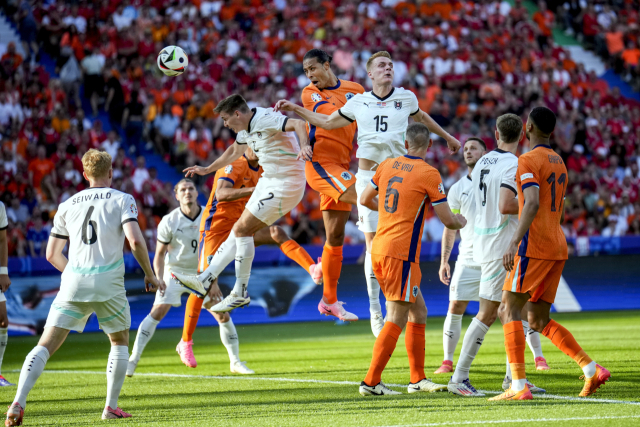 네덜란드의 버질 판다이크(가운데 맨 위)가 26일 독일 베를린의 올림피아 슈타디온 베를린에서 열린 유로 2024 조별리그 D조 3차전 오스트리아와의 경기 도중 헤더를 시도하고 있다. 연합뉴스