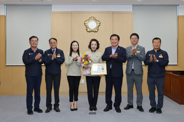 청송군의회 박신영 의원(사진 가운데)이 대한민국지방의정봉사상을 받은 뒤 동료 의원들에게 축하를 받는 모습. 청송군의회 제공