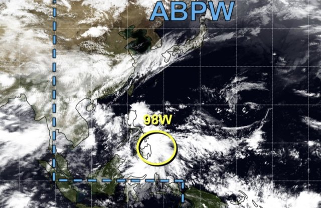 미국 합동태풍경보센터(JTWC, Joint Typhoon Warning Center)는 6월 26일 낮부터 3호 태풍 개미로 발달할 가능성이 있는 98W 열대요란에 대한 감시에 돌입했다. JTWC 홈페이지