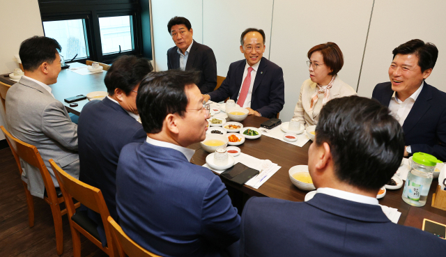 국민의힘 추경호 원내대표가 17일 서울 여의도의 한 식당에서 강대식·구자근·권영진·김승수·김형동·박형수·이인선·정희용 의원 등 대구·경북(TK) 재선 당선인들과 오찬 회동을 하고 있다. 연합뉴스