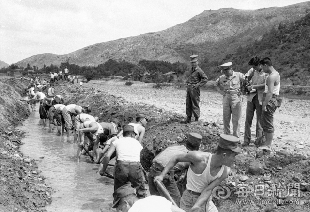 1962년 7월 4일 2군 사령부 장병들이 달성군 가창면 일대 신천 상류에서 강바닥을 파 물길을 내고 있다. 오른쪽 세번째는 박경원 경북도지사. 사진=매일아카이빙센터