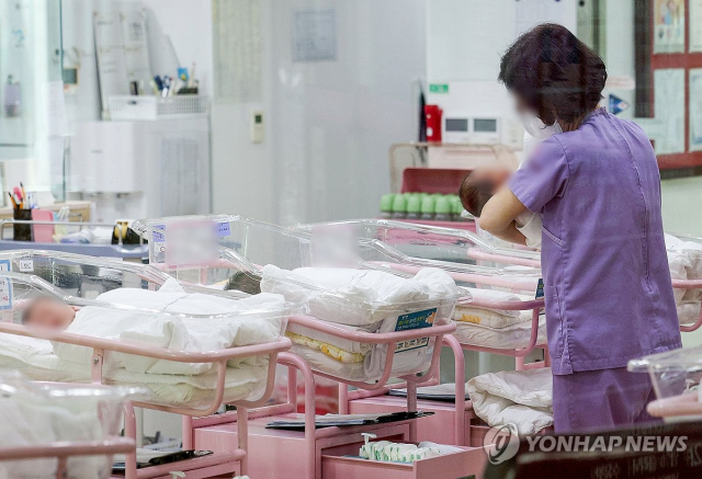 28일 오후 서울 시내 한 산후조리원 신생아실에서 간호사 등 관계자가 신생아들을 돌보고 있다. 연합뉴스