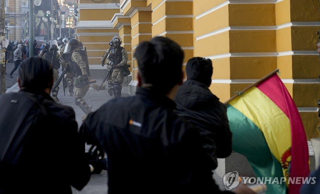 군인들 쫓는 볼리비아 주민들. AP=연합뉴스