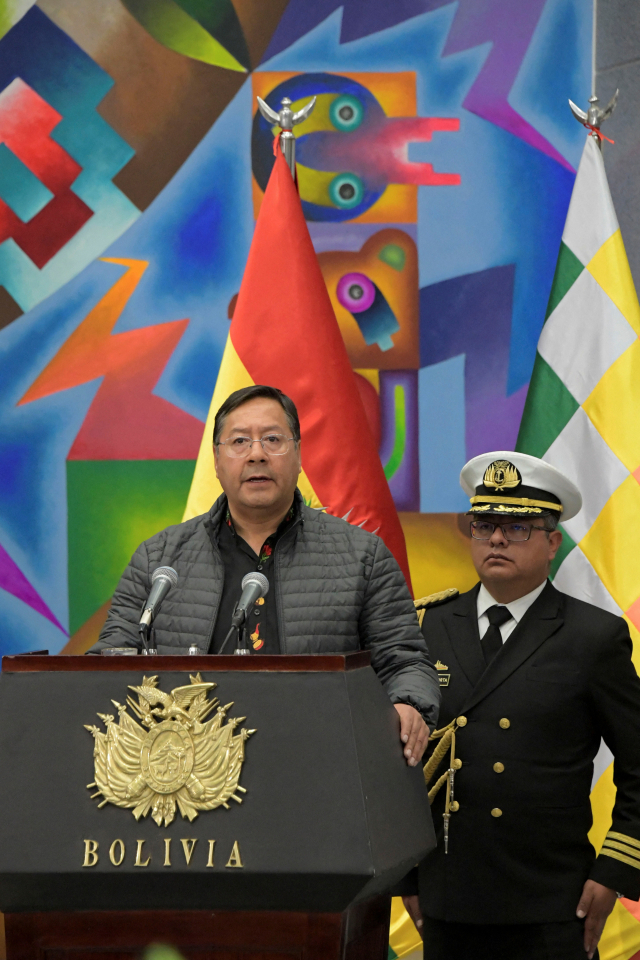 루이스 아르세 볼리비아 대통령이 26일(현지시간) 대통령궁에서 군부 지도부를 임명한 뒤 연설하고 있다. 연합뉴스