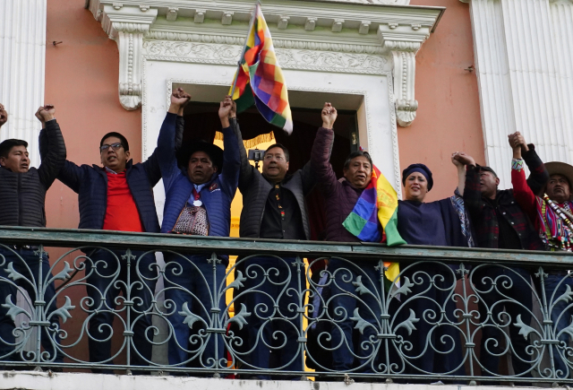 남미 볼리비아에서 군부 일부가 26일(현지시간) 대통령궁을 진입해 쿠데타를 시도하다 3시간 만에 철군했다. 대통령궁의 발코니에서 루이스 아르세 대통령이 사람들에게 손짓하는 모습. 연합뉴스