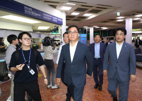 야당 방통위원장 탄핵 추진·방통위 항의방문…여당 맞불 집회 대응