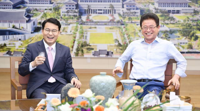 국민의힘 당권주자인 윤상현 의원이 28일 오전 경북도청을 방문해 이철우 지사(오른쪽)와 환담하고 있다. 연합뉴스