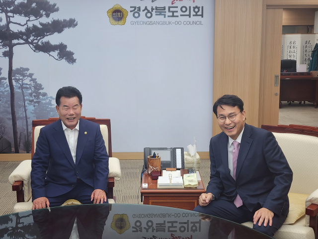 윤상현 후보(오른쪽)는 28일 배한철 경북도의회 의장(왼쪽)을 만났다. 윤상현 캠프 제공