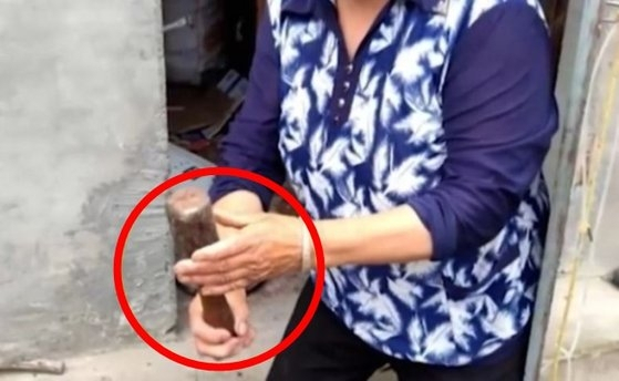 중국의 한 할머니가 20년동안 수류탄을 망치로 사용했다. SCMP 캡처