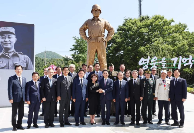 경북 칠곡군 다부동 전적기념관에 들어선 백선엽 장군 동상 제막식. 매일신문 DB