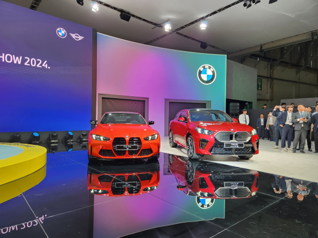 2024 부산모빌리티쇼에서 BMW가 공개한 M4와 IX2 모델. 이통원 기자. tong@imaeil.com
