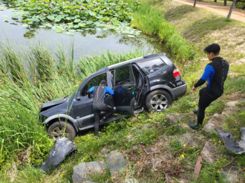 울진에서 SUV 차량 연못에 빠져