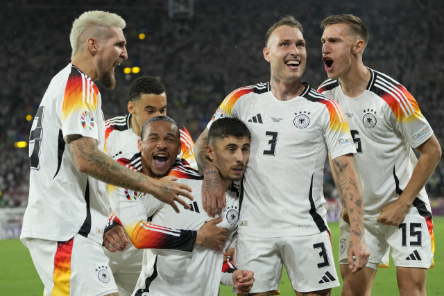 독일의 카이 하베르츠(가운데)가 30일 독일 도르트문트의 지그날 이두나 파크에서 열린 유로 2024 덴마크와의 16강전에 출전해 선제골을 터뜨린 뒤 동료들과 기쁨을 나누고 있다. 연합뉴스