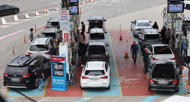 유류세 인하율 축소를 하루 앞둔 30일 오후 서울 한 주유소가 차량으로 붐비고 있다. 정부는 이달 말 종료 예정인 