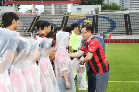 창원FC, 김해시청축구단과 '불모산 더비' 수중전…600여명 관람