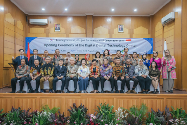 지난달 26일 인도네시아 보건산업기술대학Ⅱ에서 열린 디지털 치과기공 센터 개관식에서 대구보건대, 인도네시아 현지 관계자들이 포즈를 취하고 있다. 대구보건대 제공