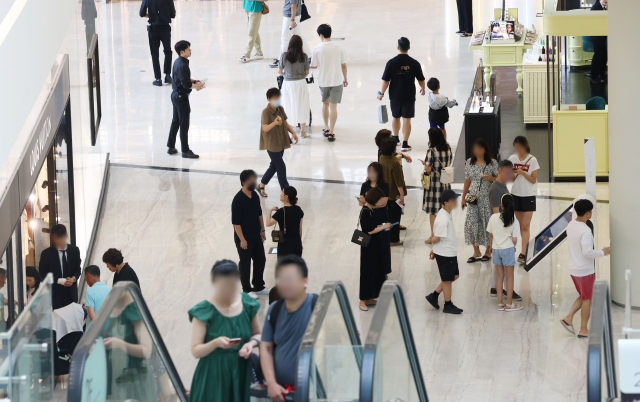 서울 시내의 한 대형 쇼핑몰을 찾은 시민들이 더위를 피해 쇼핑을 하고 있다. 연합뉴스