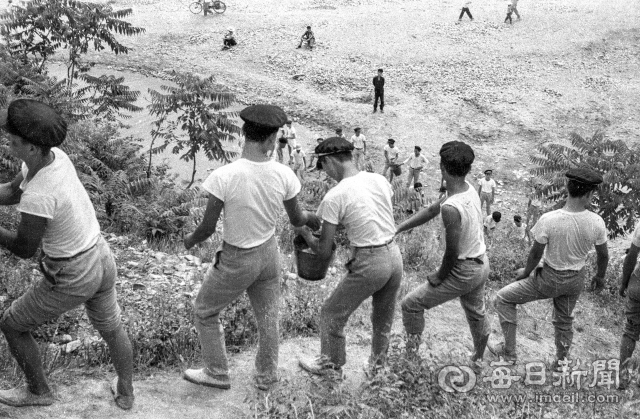 1962년 6월 26일 대구고 학생들이 앞산 고산골 자락 다랑논 묘판에 물을 주기 위해 신천 용두방천에서 릴레이로 물통을 나르고 있다. 사진=매일아카이빙센터