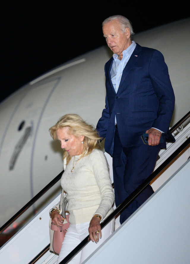 지난달 29일 미국 대통령 조 바이든과 퍼스트 레이디 질 바이든이 캠프 데이비드로 이동 중 메릴랜드주 헤거스타운 지역 공항에 도착한 후 에어포스 원에서 내리고 있다. AFP