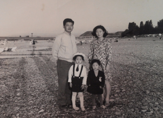 1973년 동촌유원지에서 촬영한 기념사진. 뒷쪽 아버지와 어머니, 앞쪽 작은 언니와 나. 서성희 씨 제공