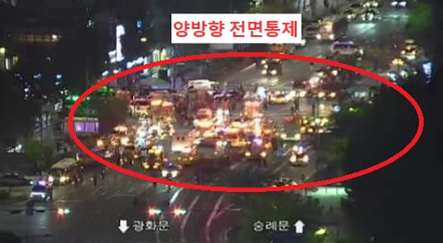 1일 오후 9시 30분께 서울 시청역 인근 교차로에서 차량이 인도로 돌진하는 사고가 발생, 현장 일대 도로가 전면 통제되고 있다. 연합뉴스