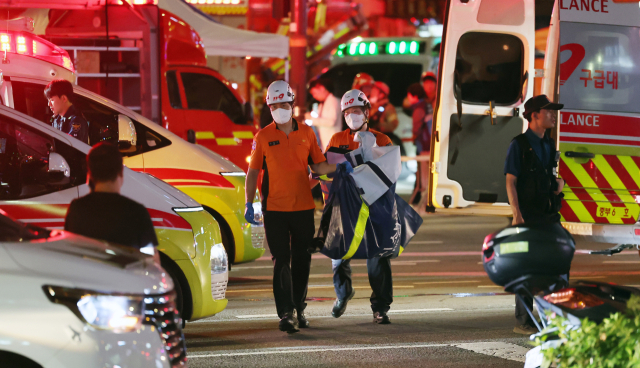 지난 1일 밤 대형 교통사고가 발생한 서울 시청역 인근 교차로에서 구급대원 등이 현장을 수습하고 있다. 연합뉴스