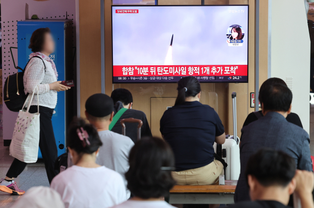 북한이 탄도미사일 2발을 발사했다고 합동참모본부가 밝힌 1일 서울역에 관련 뉴스가 나오고 있다. 연합뉴스
