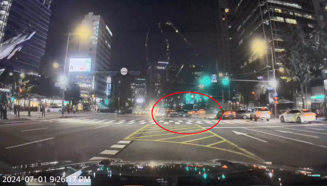 1일 밤 대형 교통사고가 발생한 서울 시청역 인근 교차로에서 대기 중이던 차량 블랙박스에 기록된 사고 상황. 경찰 관계자는 