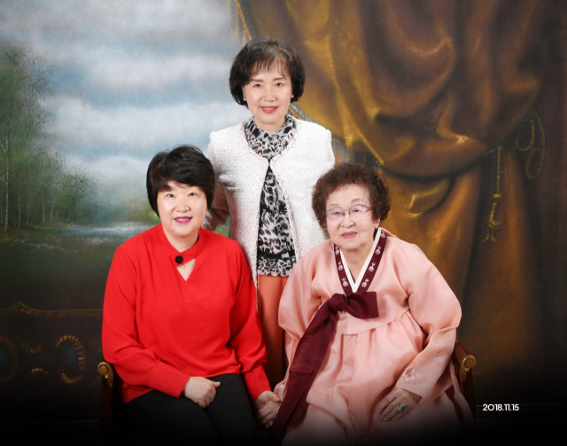 2024 매일 시니어문학상 대상 수상자인 김미란 님의 가족사진. 지금은 구순을 넘긴 어머니와 주인공, 그리고 여동생이 함께 찍었다.