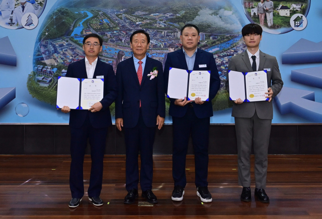 최우수, 우수 공무원상을 수상한 직원들이 박현국 봉화군수와 기념 사진을 촬영했다. 봉화군 제공