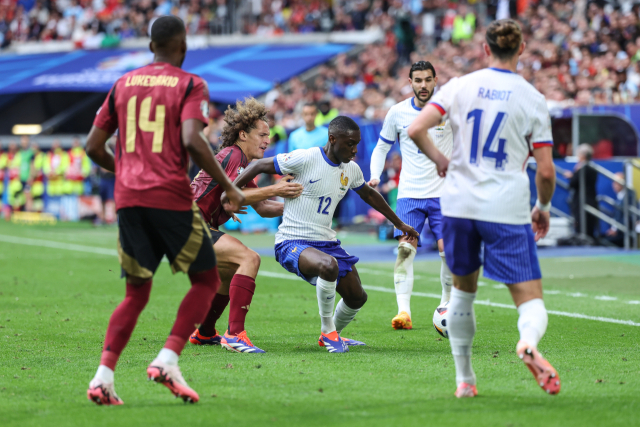 프랑스의 랑달 콜로 무아니(12번)가 2일 독일 뒤셀도르프 아레나에서 열린 유로 2024 16강전에 출전해 벨기에의 와우트 파에스를 등진 채 공을 확보하고 있다. 연합뉴스