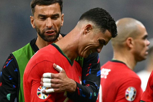 포르투갈의 크리스티아누 호날두가 2일 독일 프랑크푸르트 아레나에서 열린 유로 2024 슬로베니아와의 16강전에 출전, 페널티킥을 실축한 뒤 울고 있다. 연합뉴스