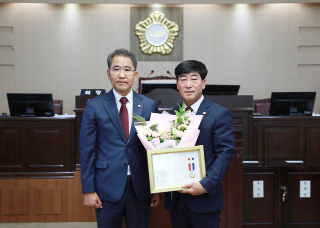 우승원 영양군의원(오른쪽)이 김석현 영양군의장과 함께 대한민국시군자치구의회의장협의회로부터 받은 