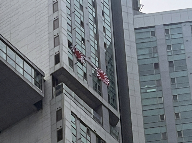 현충일인 지난달 6일 부산 수영구의 한 주상복합건물 고층 창문에 일본 군국주의 상징인 욱일기가 내걸려 있다. 연합뉴스