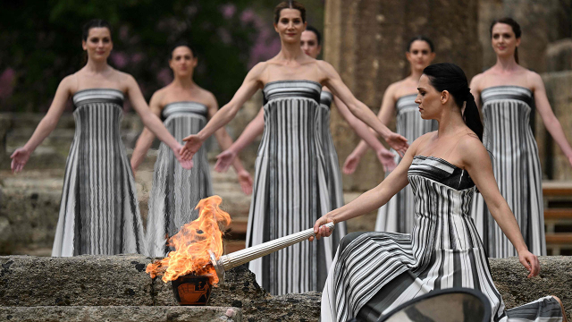 프랑스 파리를 뜨겁게 밝힐 하계올림픽 성화가 현지시간 4월16일 그리스 올림피아의 헤라 신전에서 채화됐다.