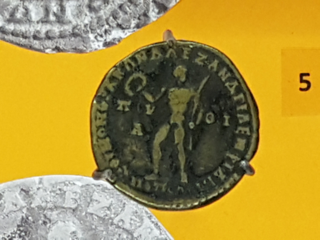 승리의 상징 야자나무 가지와 올리브관을 손에 든 우승자. 211년-217년 로마 카라칼라 황제 시기 동전. 불가리아 소피아 고고학 박물관