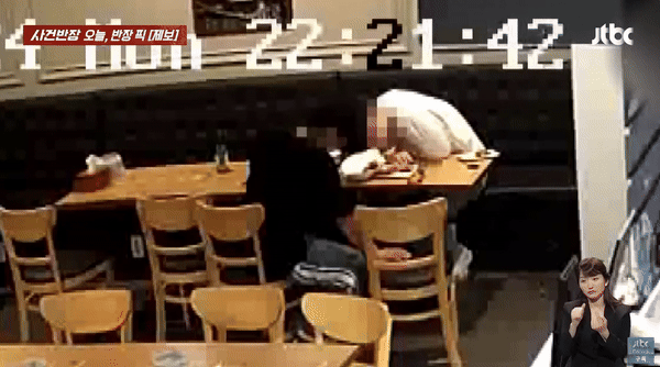 술에 취한 한 남성이 한 치킨집 테이블에 소변 테러를 했다. JTBC 캡처